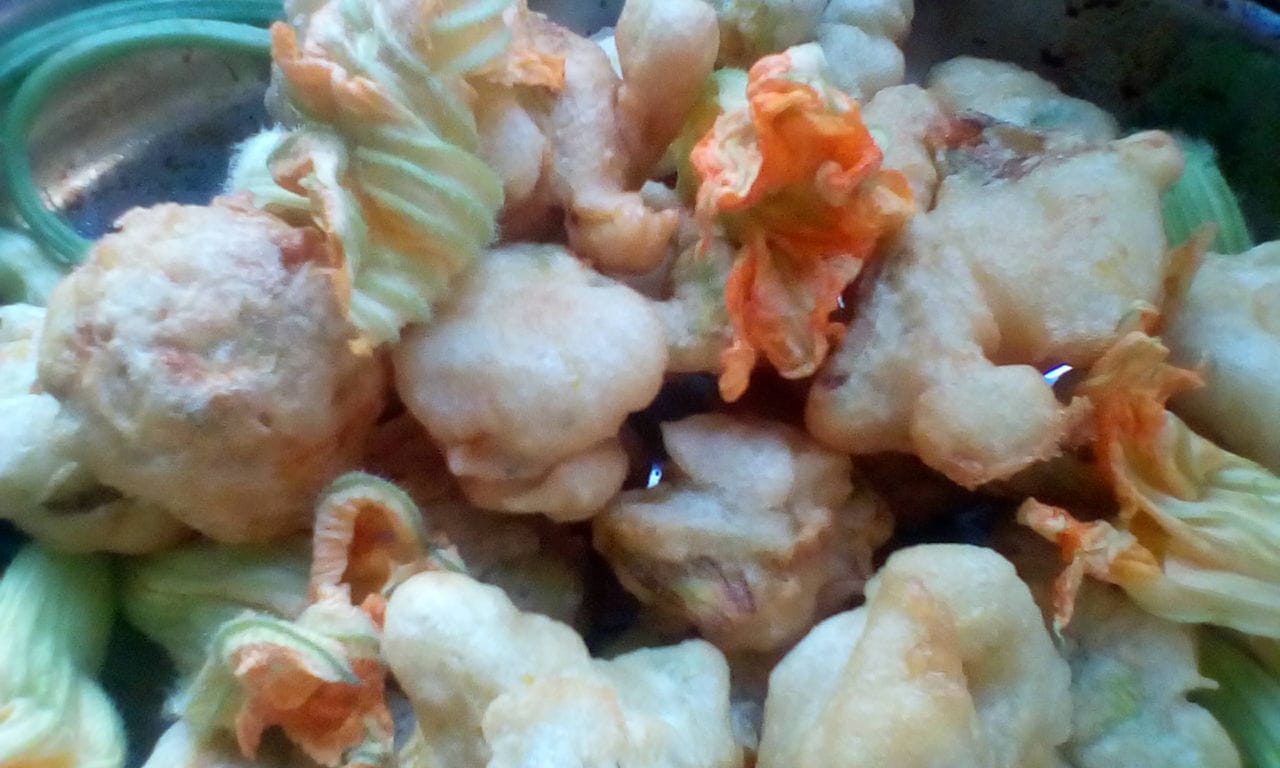 E pizzelle  e sciurill ( frittelle di fiori di zucca)