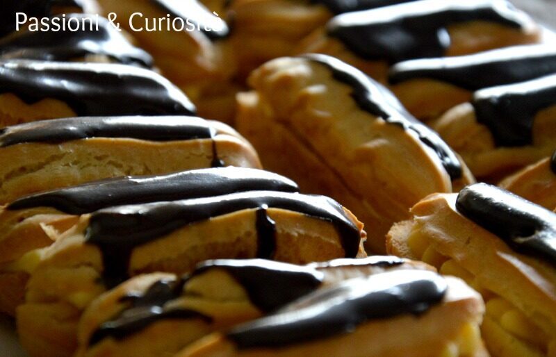 ECLAIR ALLA CREMA RICOPERTI DI CIOCCOLATO