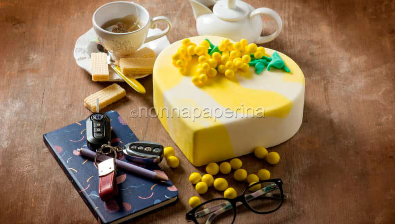 Ed ecco la torta per la festa della donna . onoriamo questa ricorrenza