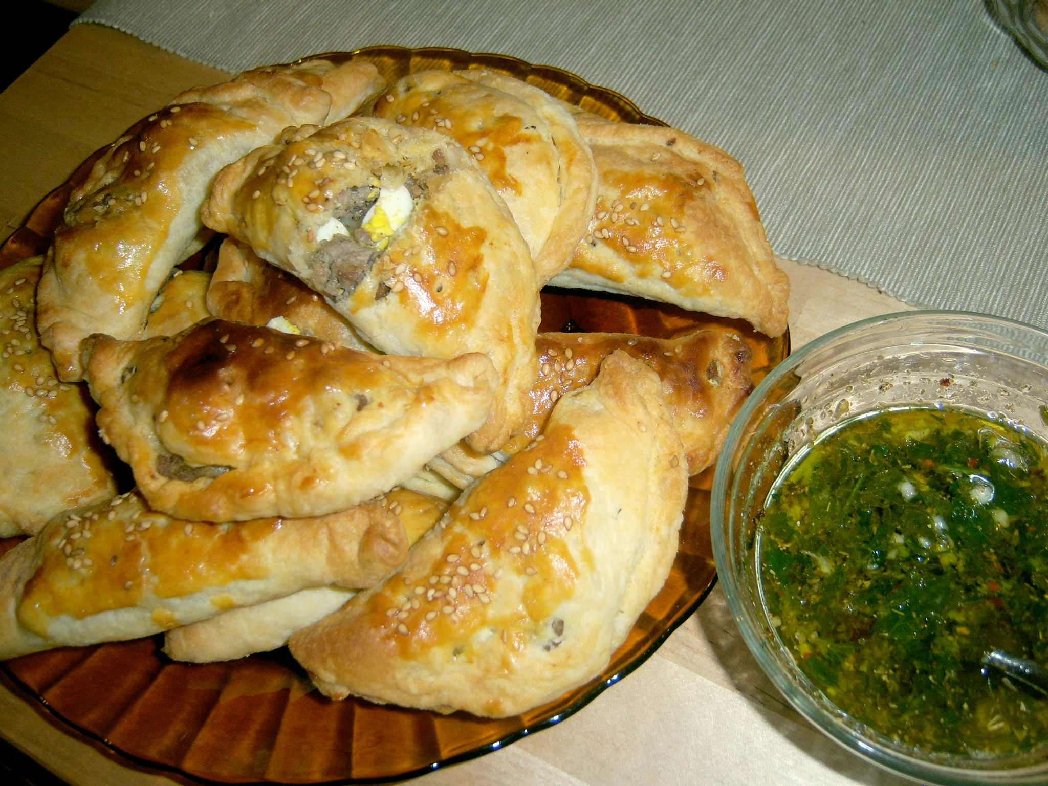 Empanadas di carne e salsa chimichurri