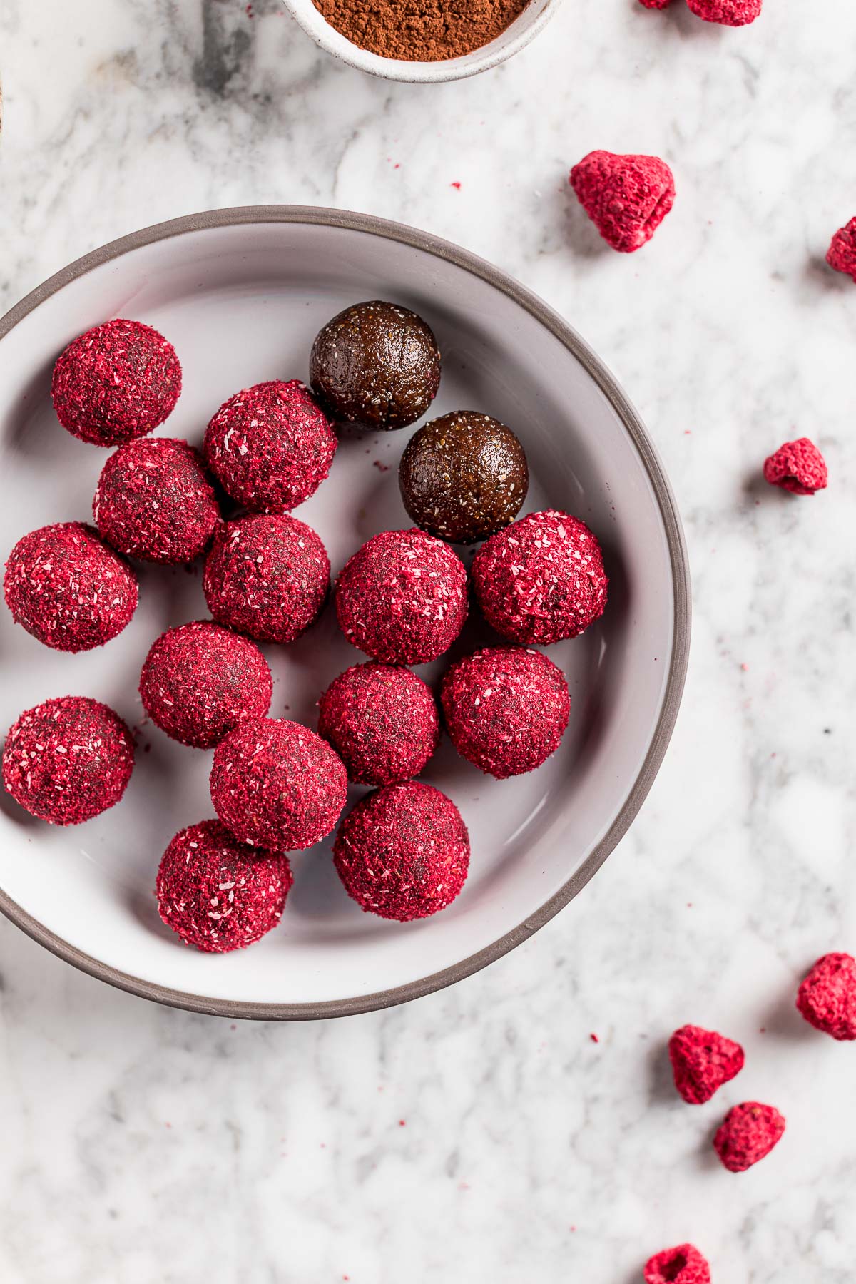 Energy balls al cacao cocco e lamponi  | vegan peanut butter and raspberry cacao energy balls