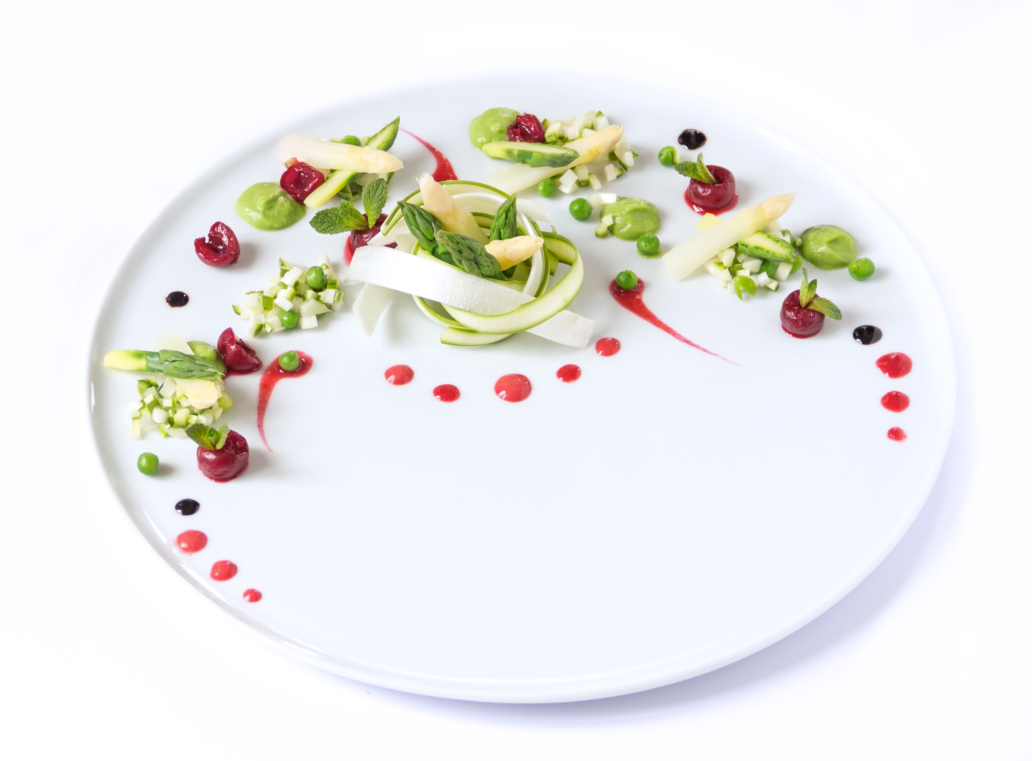 Equinozio di Primavera | Nido di asparagi cotti e crudi con coulis di ciliegie su crema di piselli e riduzione balsamica
