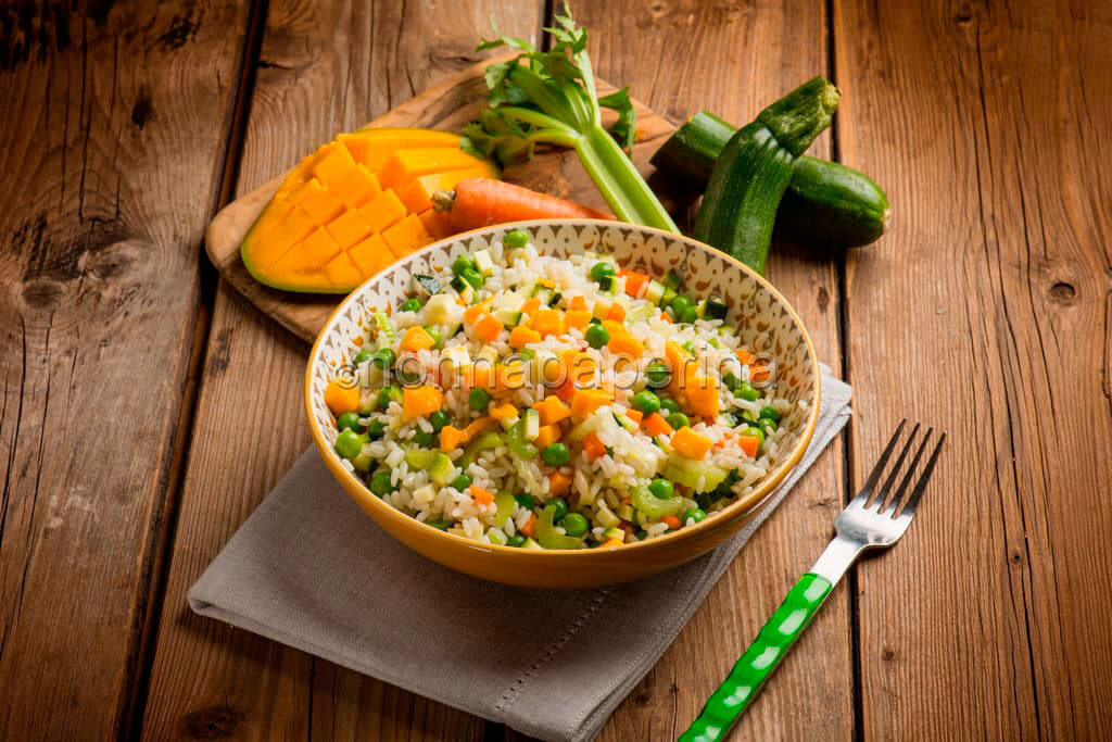 Esotica insalata di riso con mango e verdure