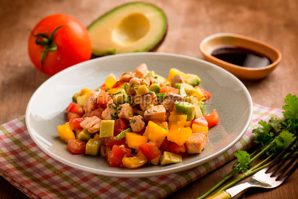 Esotica insalata di salmone con peperoni ed avocado