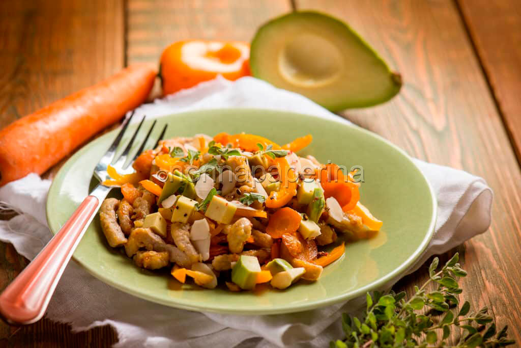 Esotica insalata di straccetti di vitello con avocado e verdure