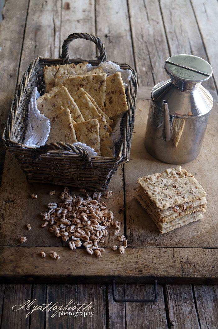Essenza: crackers integrali con farro soffiato