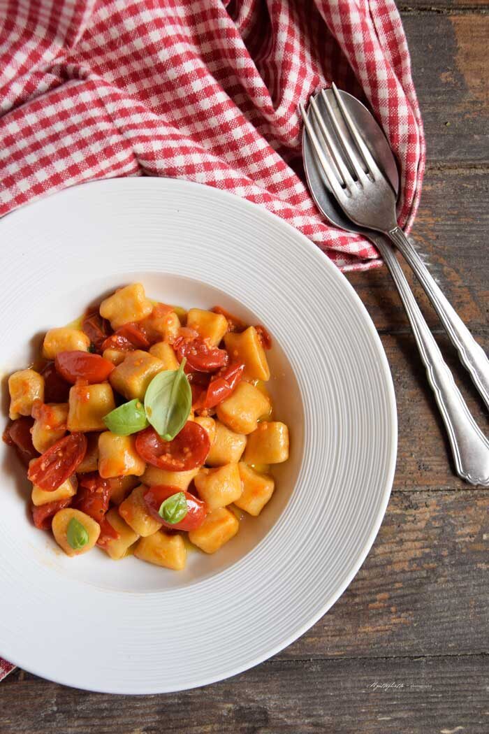 Essenza: gnocchi di ceci con sugo di pomodori datterini e basilico