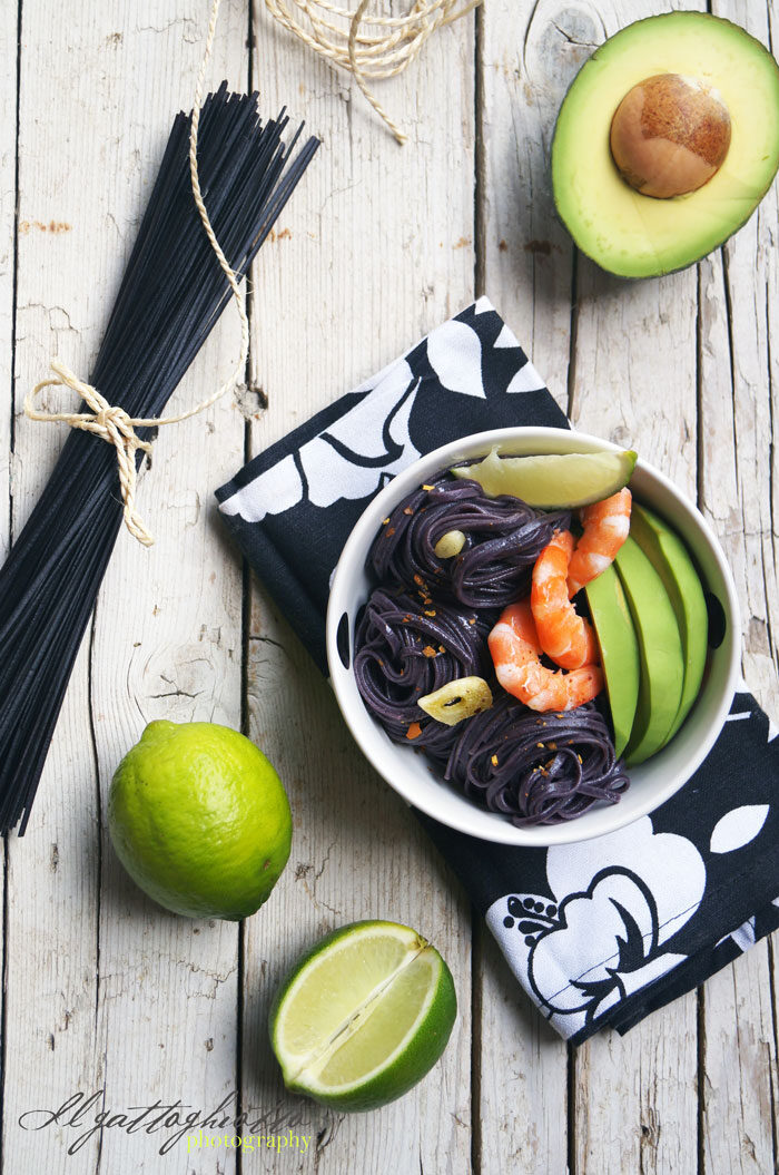 Essenza: Insalata si noodles di riso nero con mazzancolle e avocado