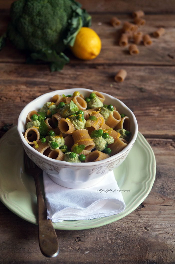 Essenza: mezzi rigatoni integrali con pesto di broccoli (a crudo), piselli e limone…vegan recipe!