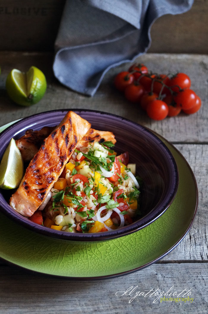 Essenza: salmone grigliato con insalata di orzo e verdure