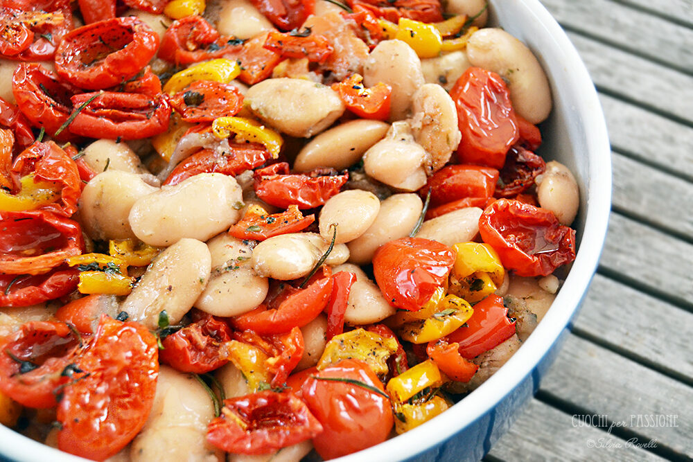 Fagioli wrzawa caldi con olio al pomodoro, pomodorini e peperoni confit