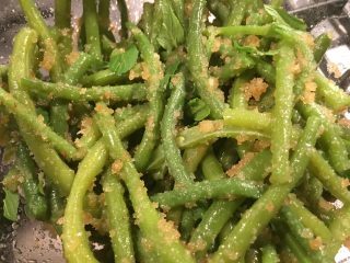 Fagiolini conditi con una salsa di pangrattato fritto nel burro