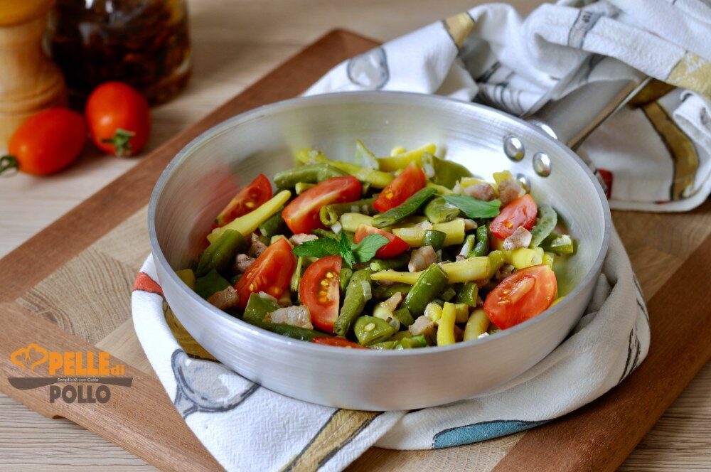 Fagiolini in padella con pancetta e pomodorini