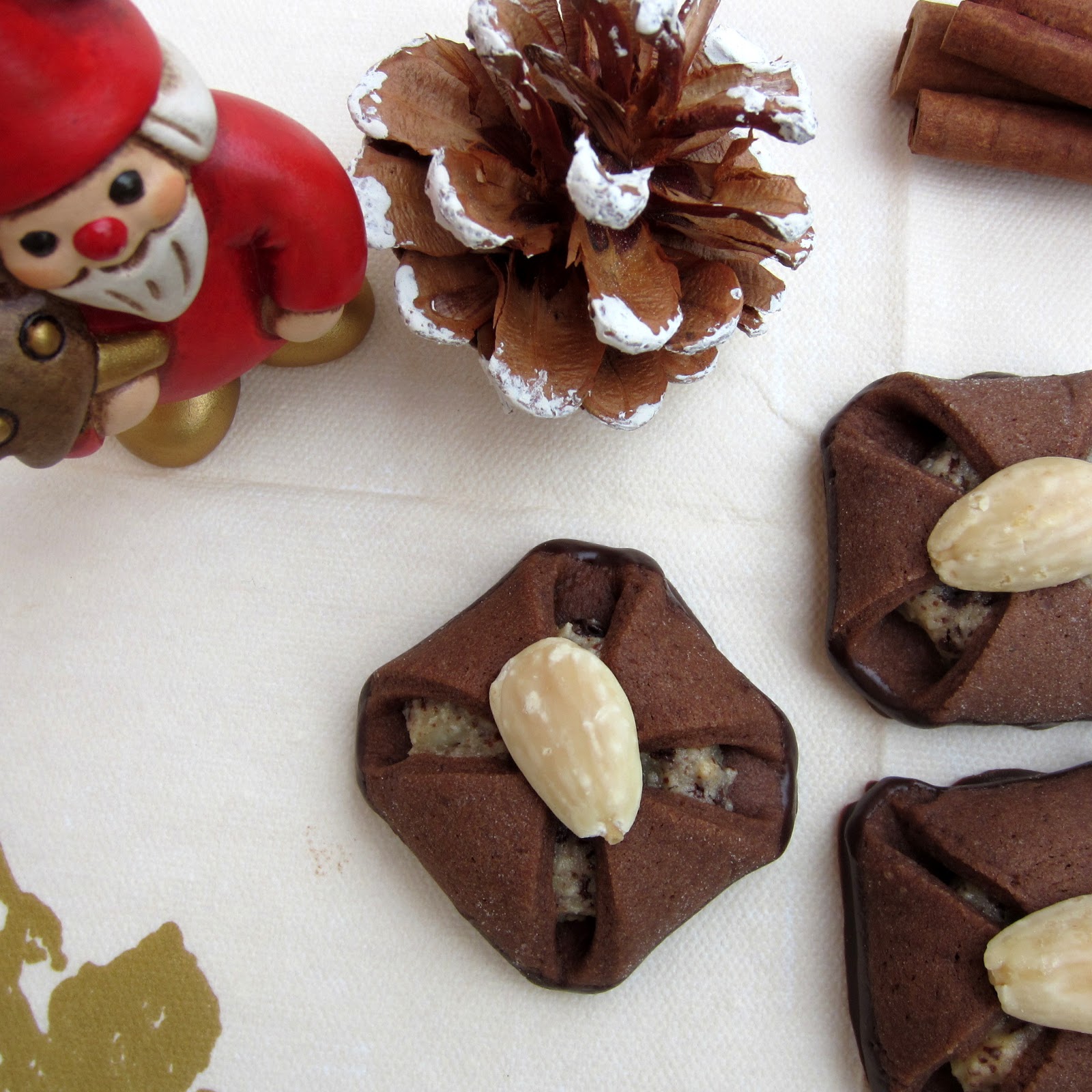 Fagottini cioccolato mandorle e marzapane