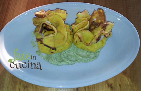 Fagottini di crepes con calamari, salmone e crema di zucchine
