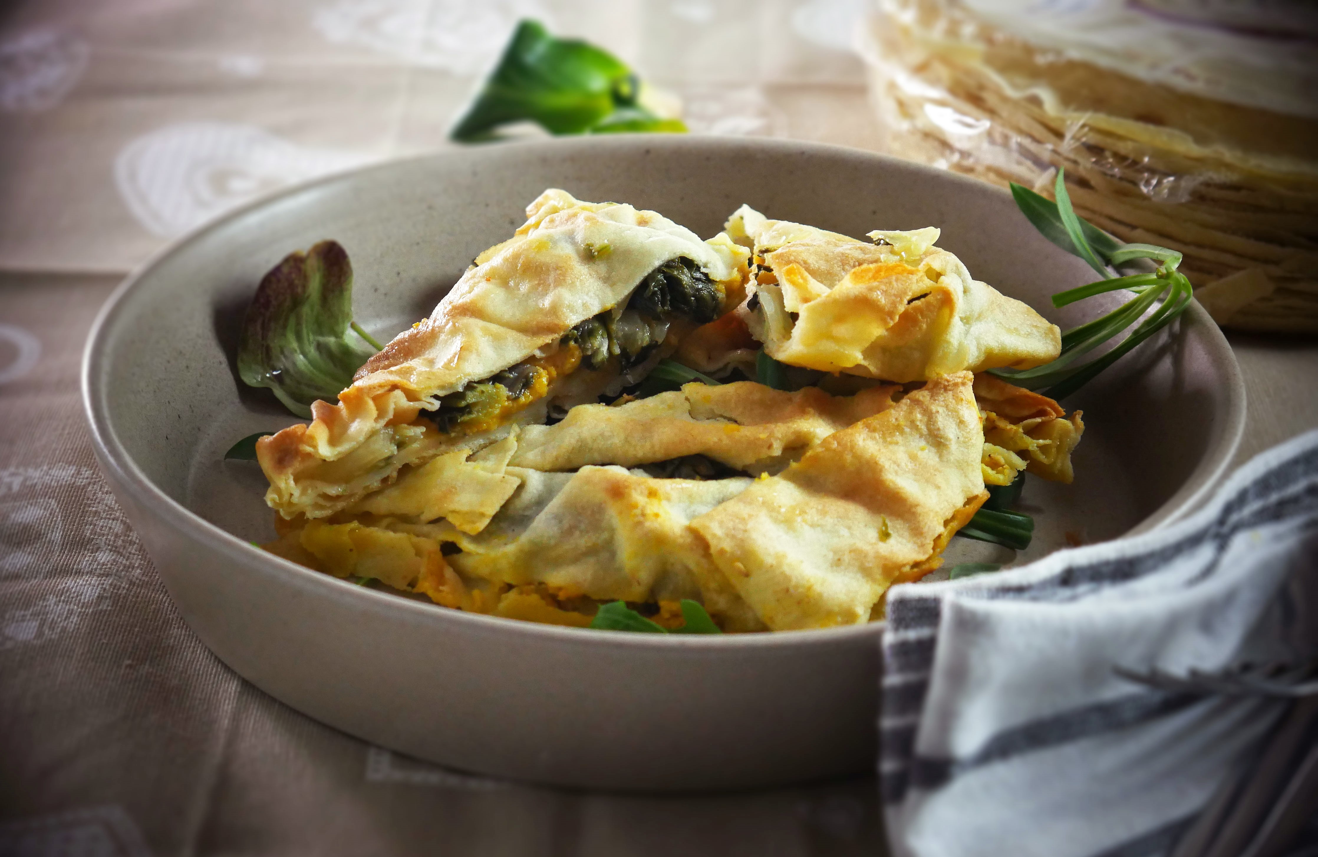 Fagottini di pane carasau farciti con cicorie e hummus di zucca