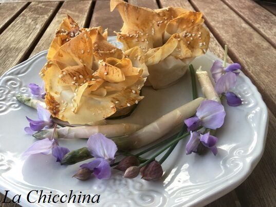 Fagottini di pasta fillo con asparagi, nocciole e asiago