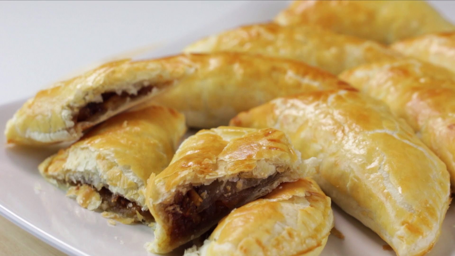 Fagottini di pasta sfoglia ripieni di nutella