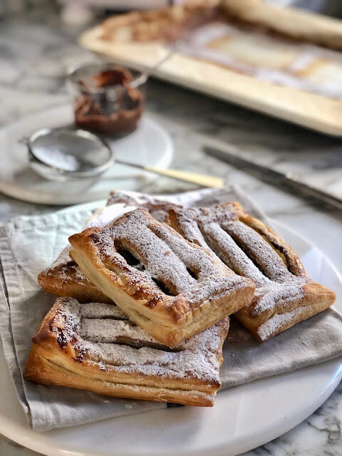 Fagottini di sfoglia con banane e crema spalmabile al cioccolato