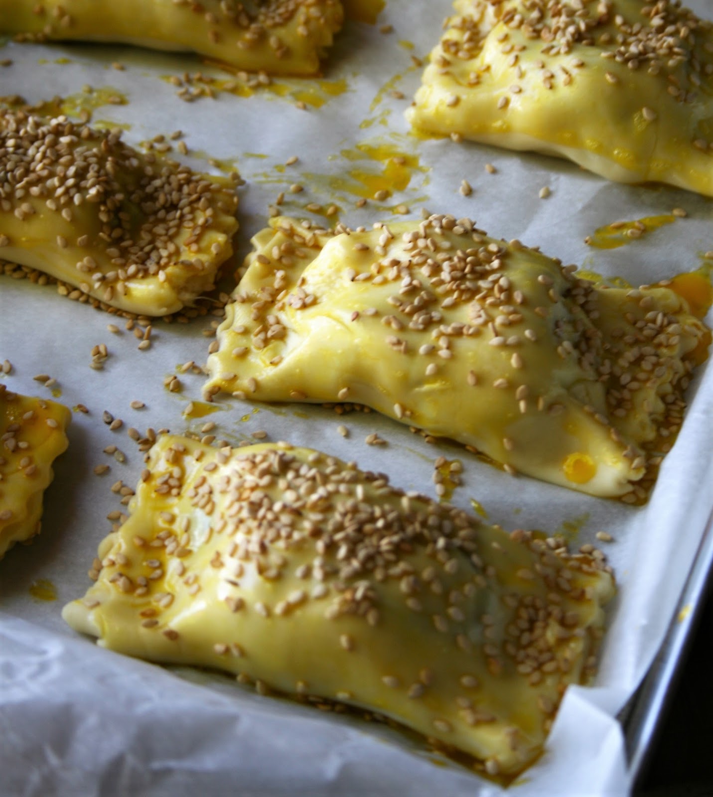 Fagottini di sfoglia con cipolle di tropea , asiago e nocciole