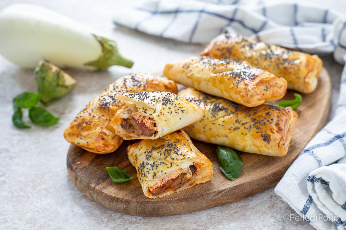 Fagottini di sfoglia con melanzane e ricotta salata