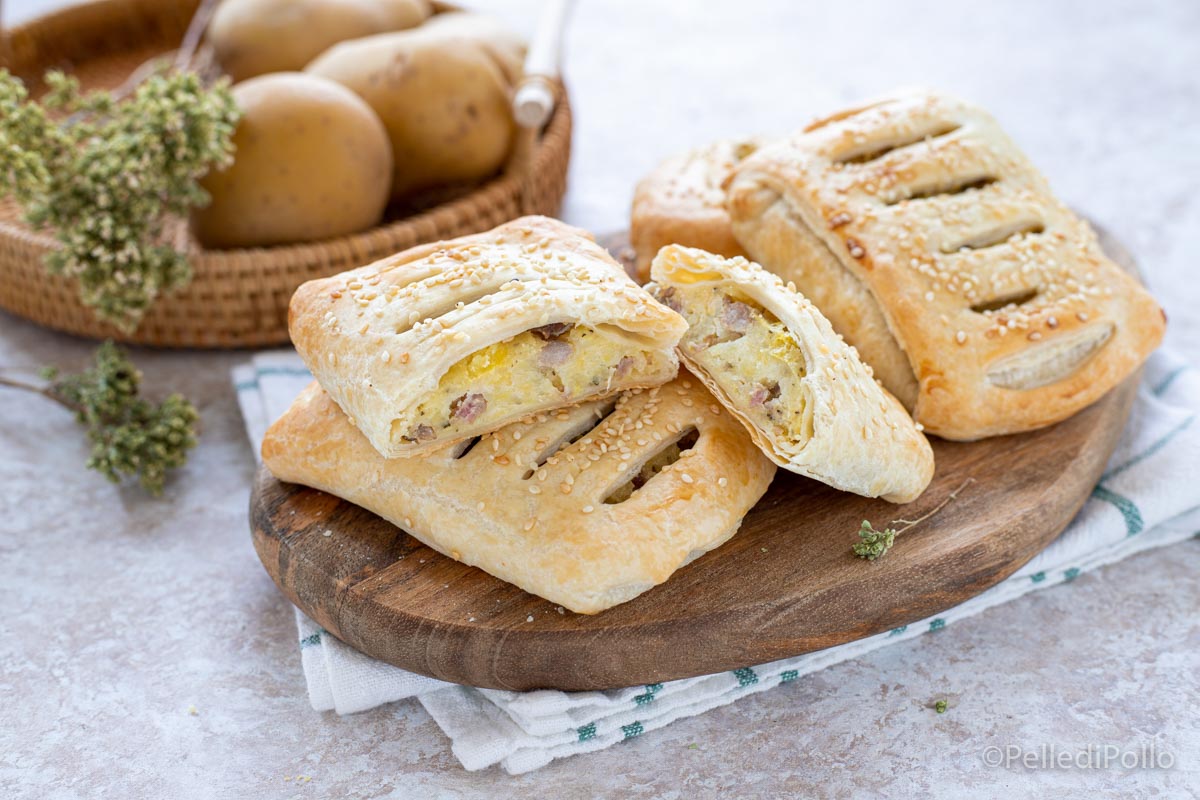 Fagottini di sfoglia con patate e salsiccia