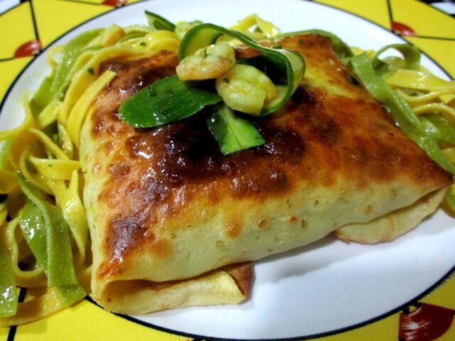 Fagottini paglia e fieno con gamberi e zucchine