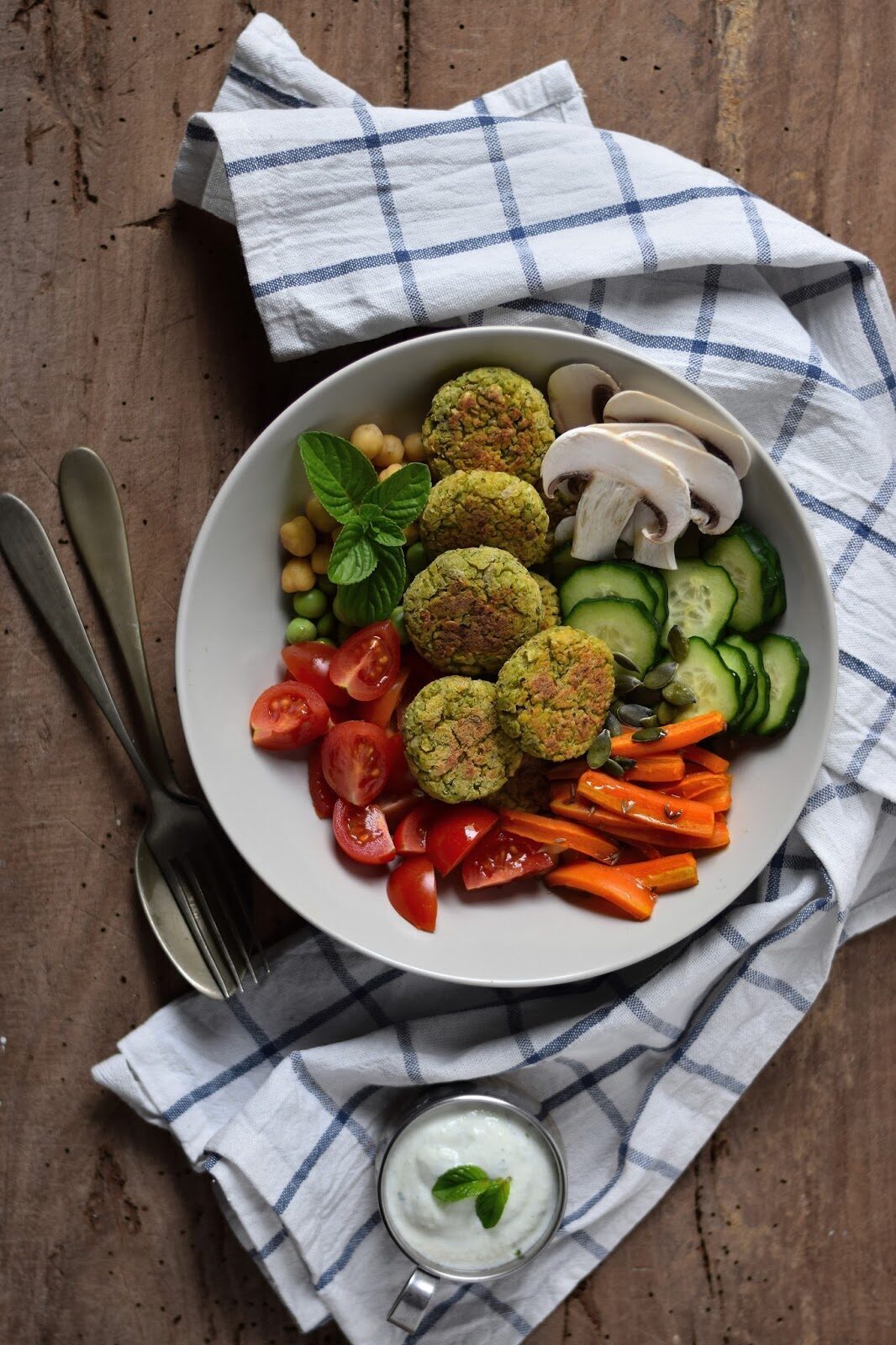 Falafel di piselli con salsa tzatziki