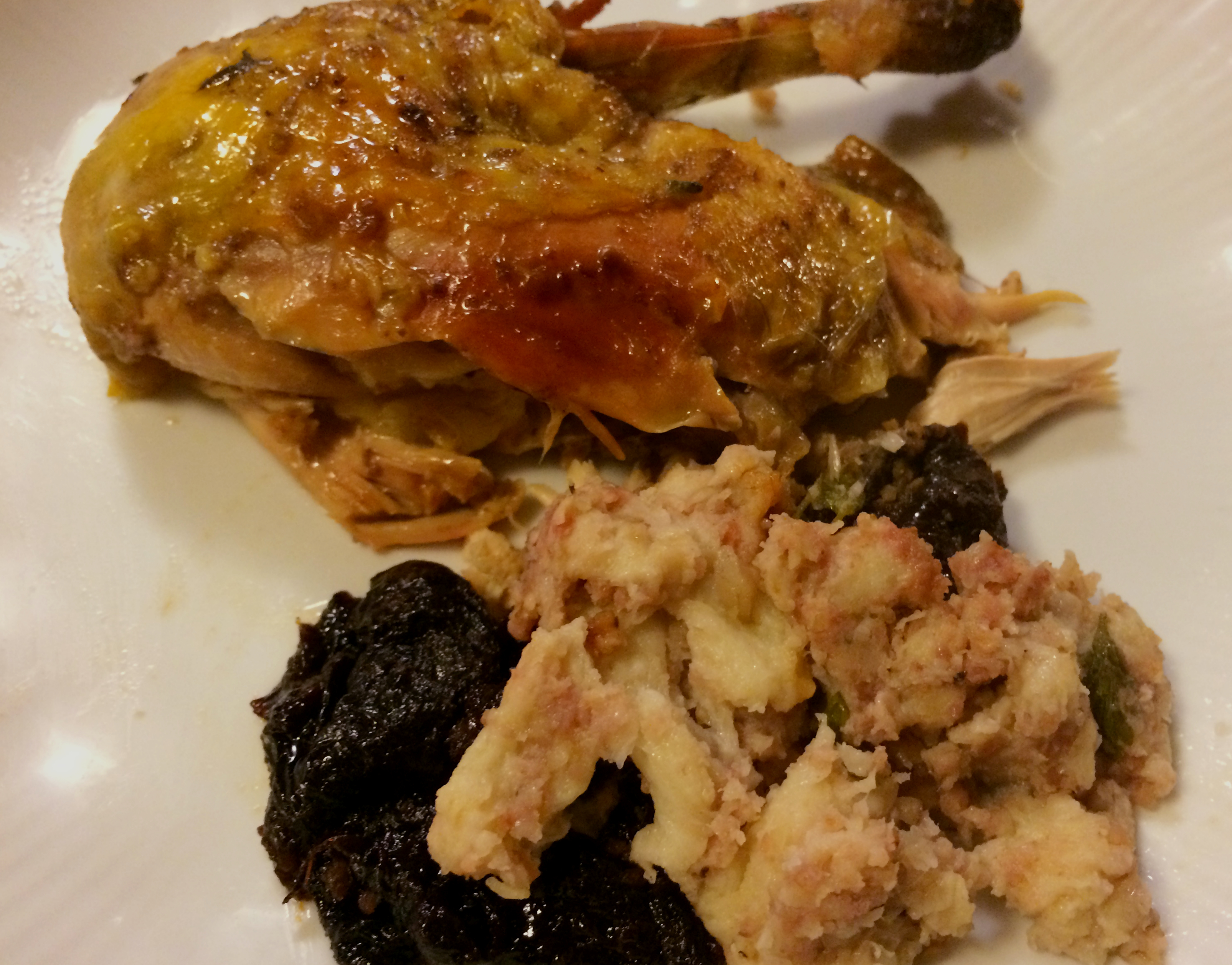 Faraona farcita castagne, prugne e bacon