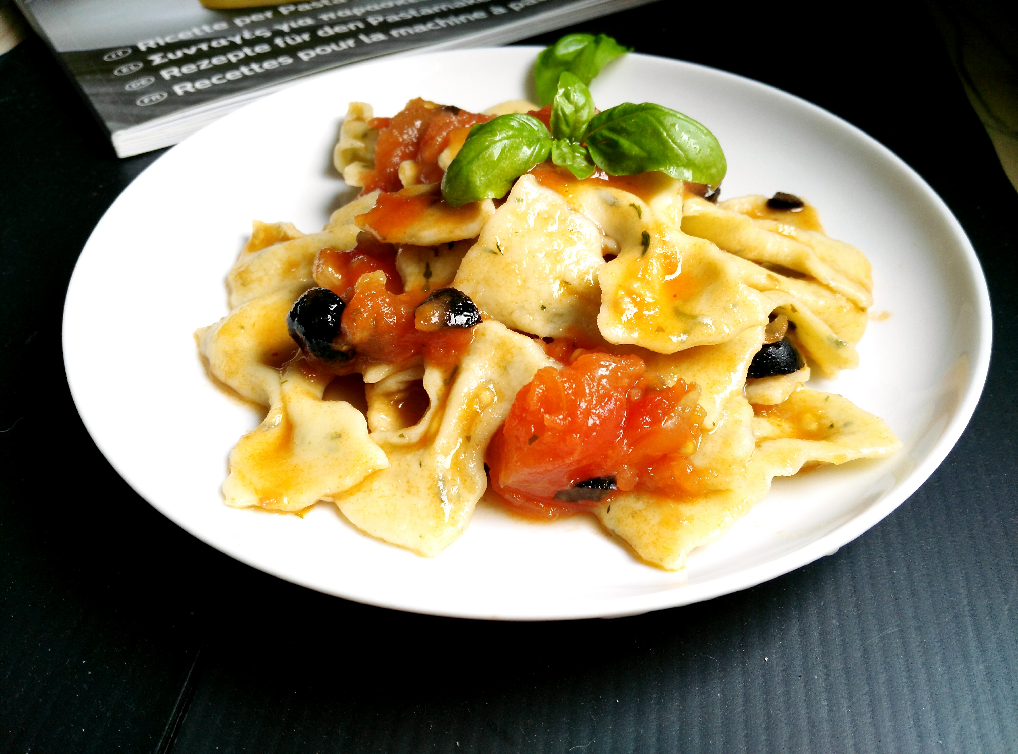 Farfalle al basilico al sughetto di pomodori ed olive nere