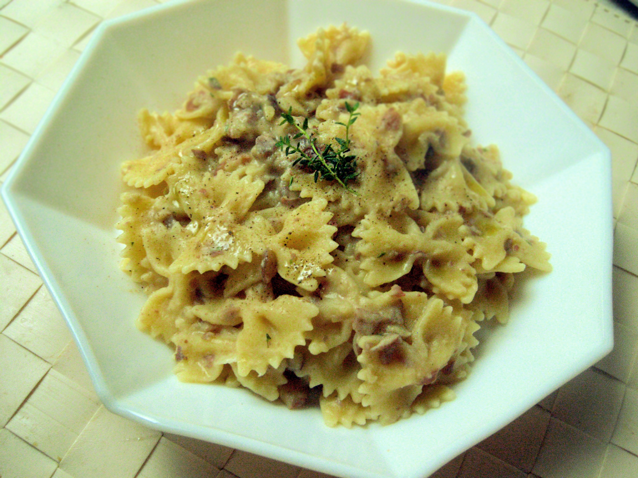 Farfalle al pesto di fave, basilico e timo