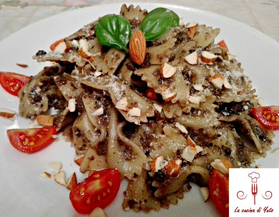 Farfalle al pesto di olive nere e mandorle