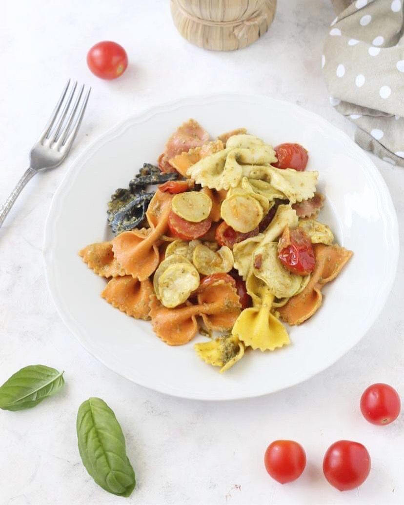 Farfalle al pesto, zucchine e pomodorini