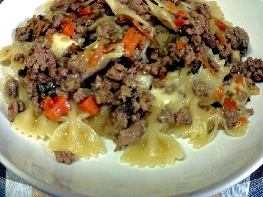 Farfalle al ragu carne macinata carota cipolla sedano noce moscata....