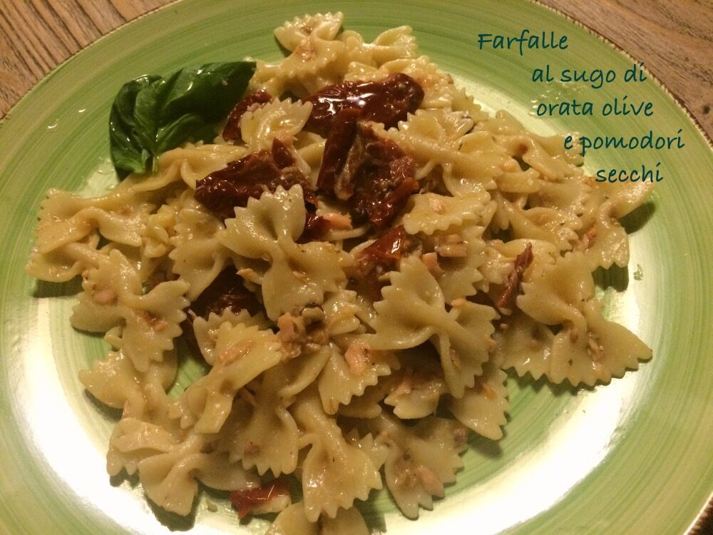 Farfalle al sugo di orata, olive e pomodori secchi