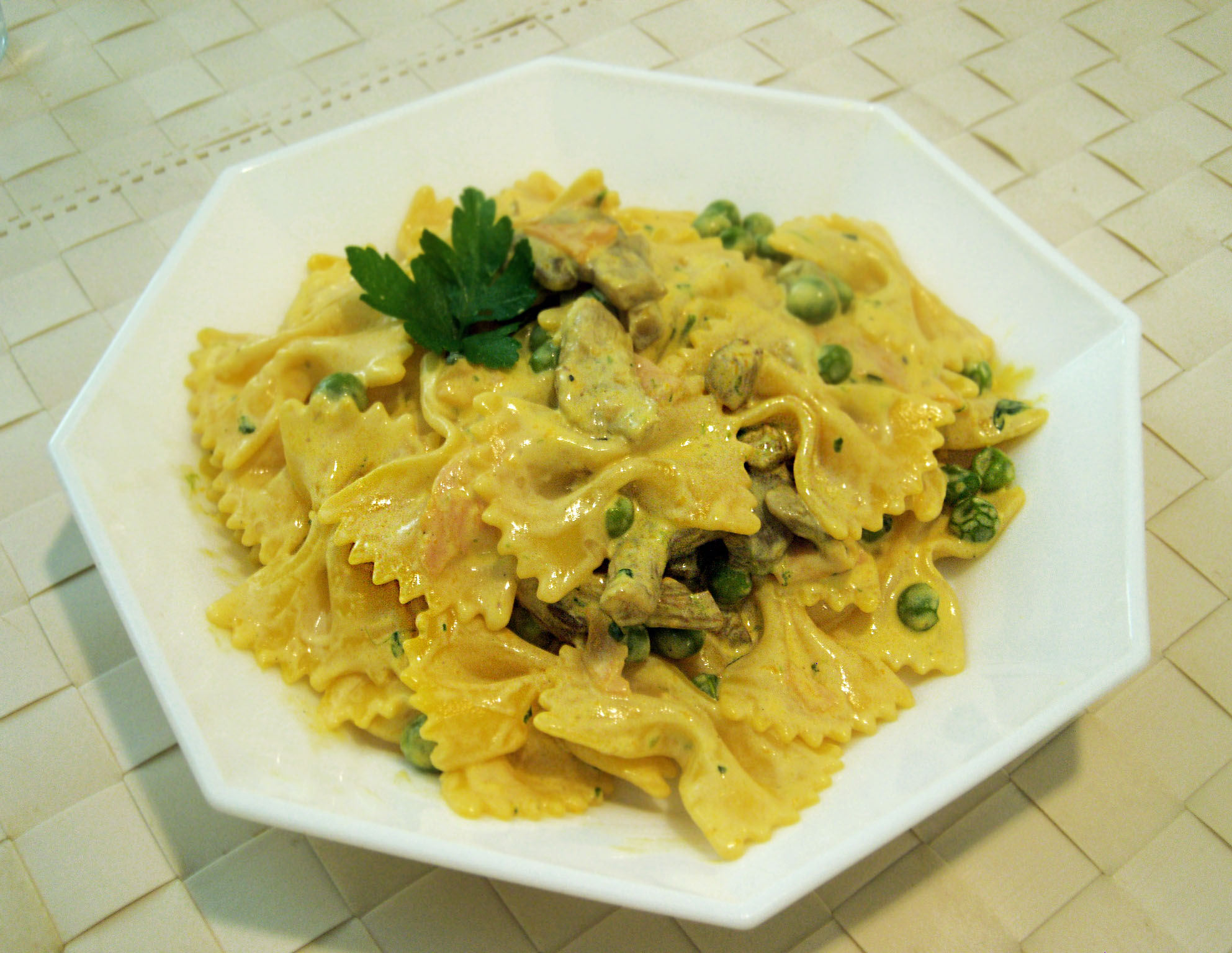 Farfalle allo zafferano, funghi, cotto e piselli