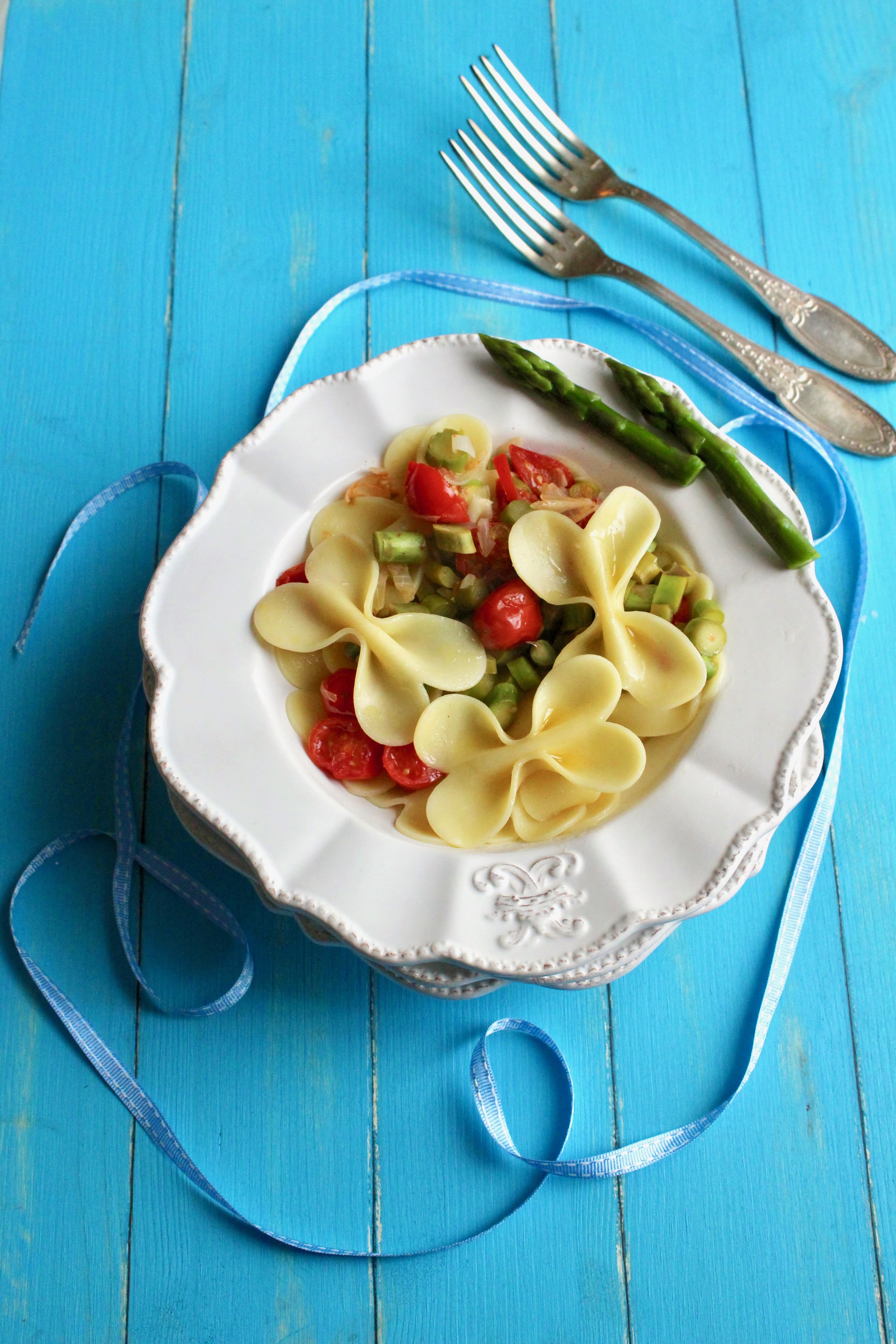Farfalle con asparagi e pomodorini