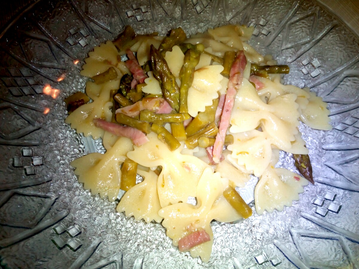 Farfalle con asparagi e speck
