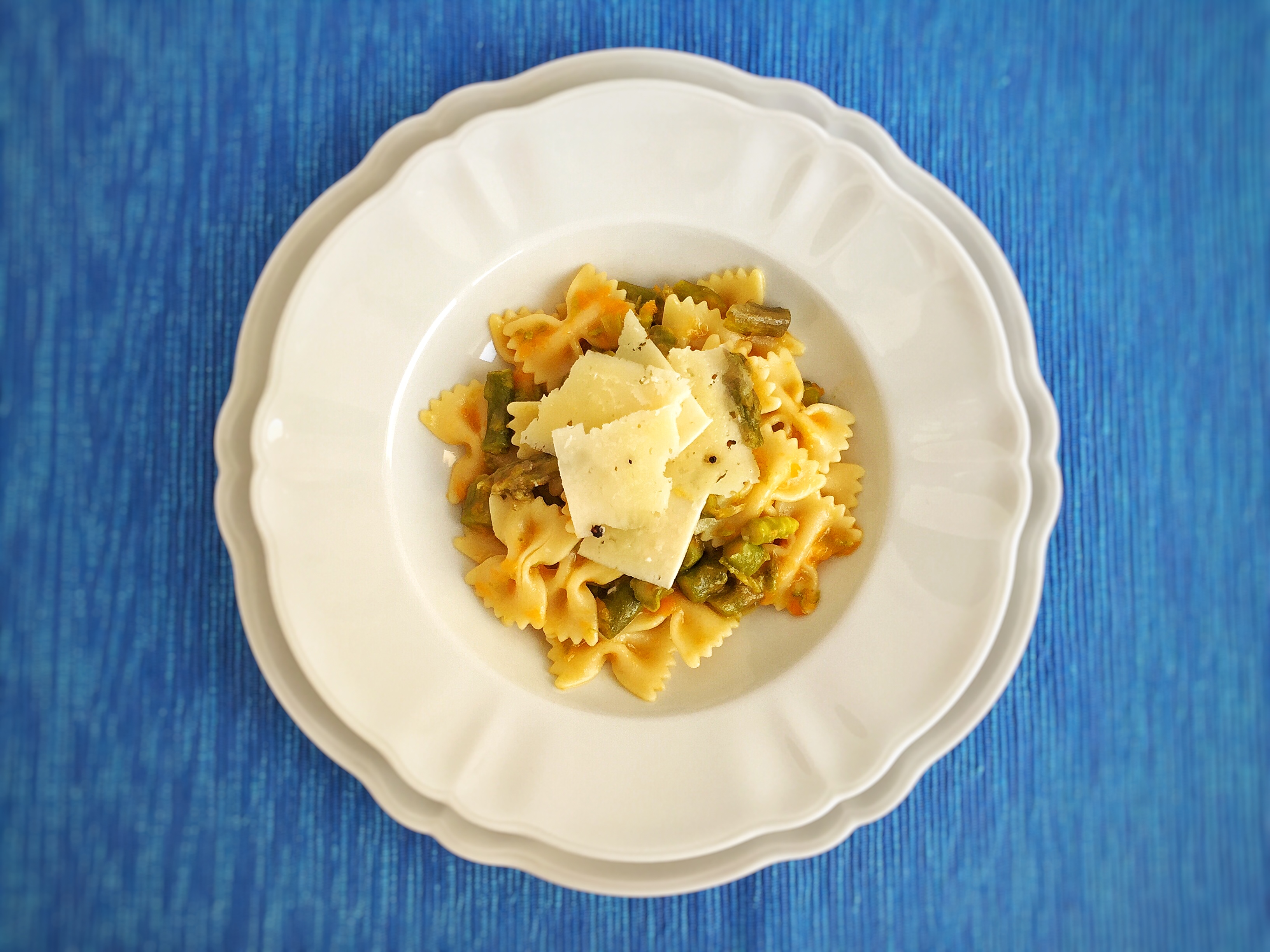 Farfalle con asparagi, zucca e scaglie di pecorino siciliano