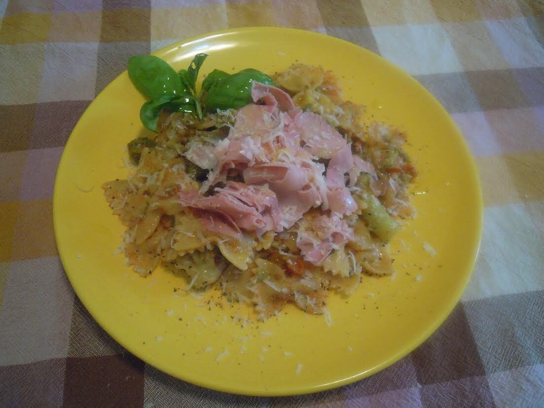 Farfalle con cotto e verdure miste