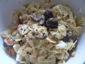 Farfalle con feta e olive greche