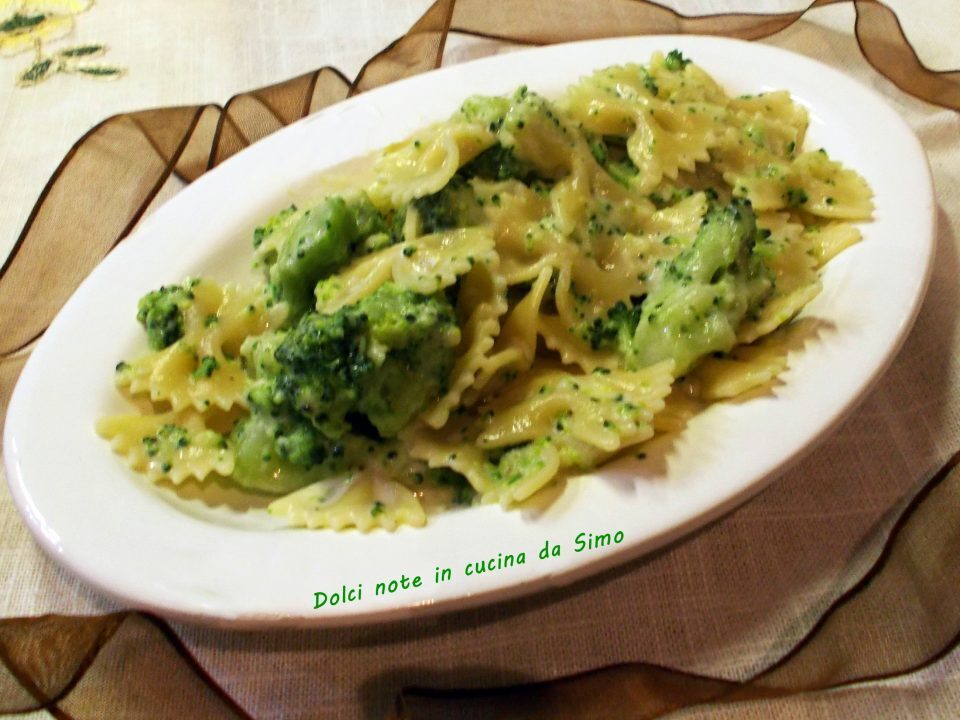 Farfalle con fonduta al gorgonzola e broccoli