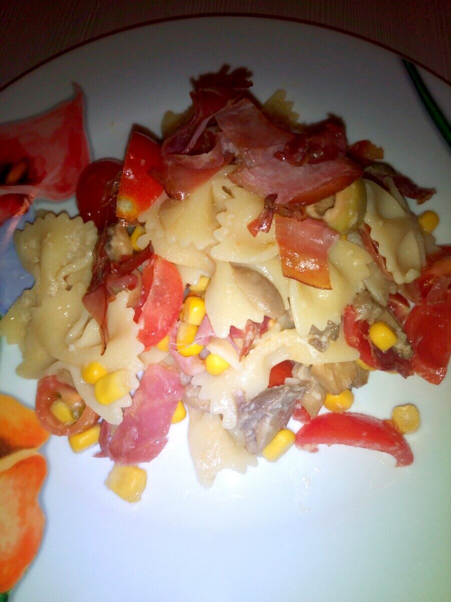 Farfalle con funghi speck e pomodorini