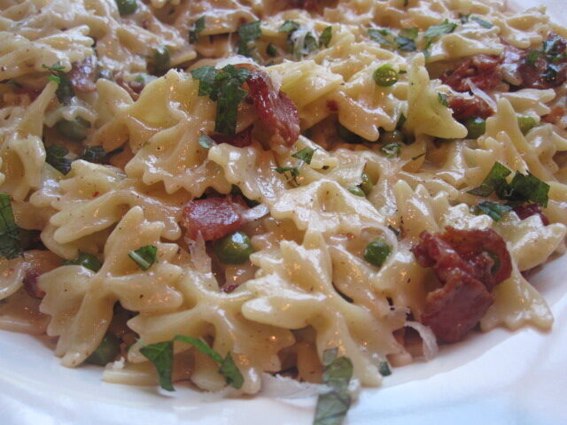 Farfalle con panna piselli e prosciutto crudo