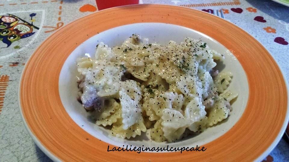 Farfalle con patate, zucchine e salsiccia di pollo