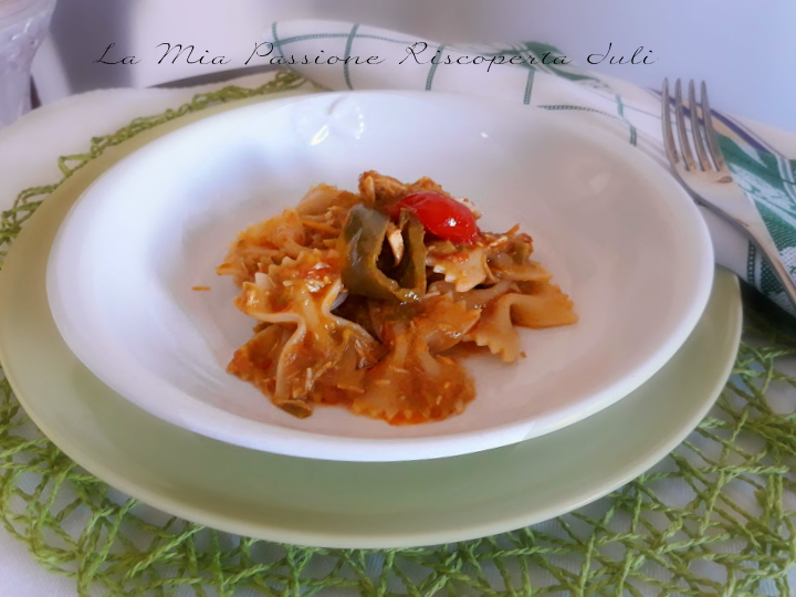 Farfalle con peperoni e pollo