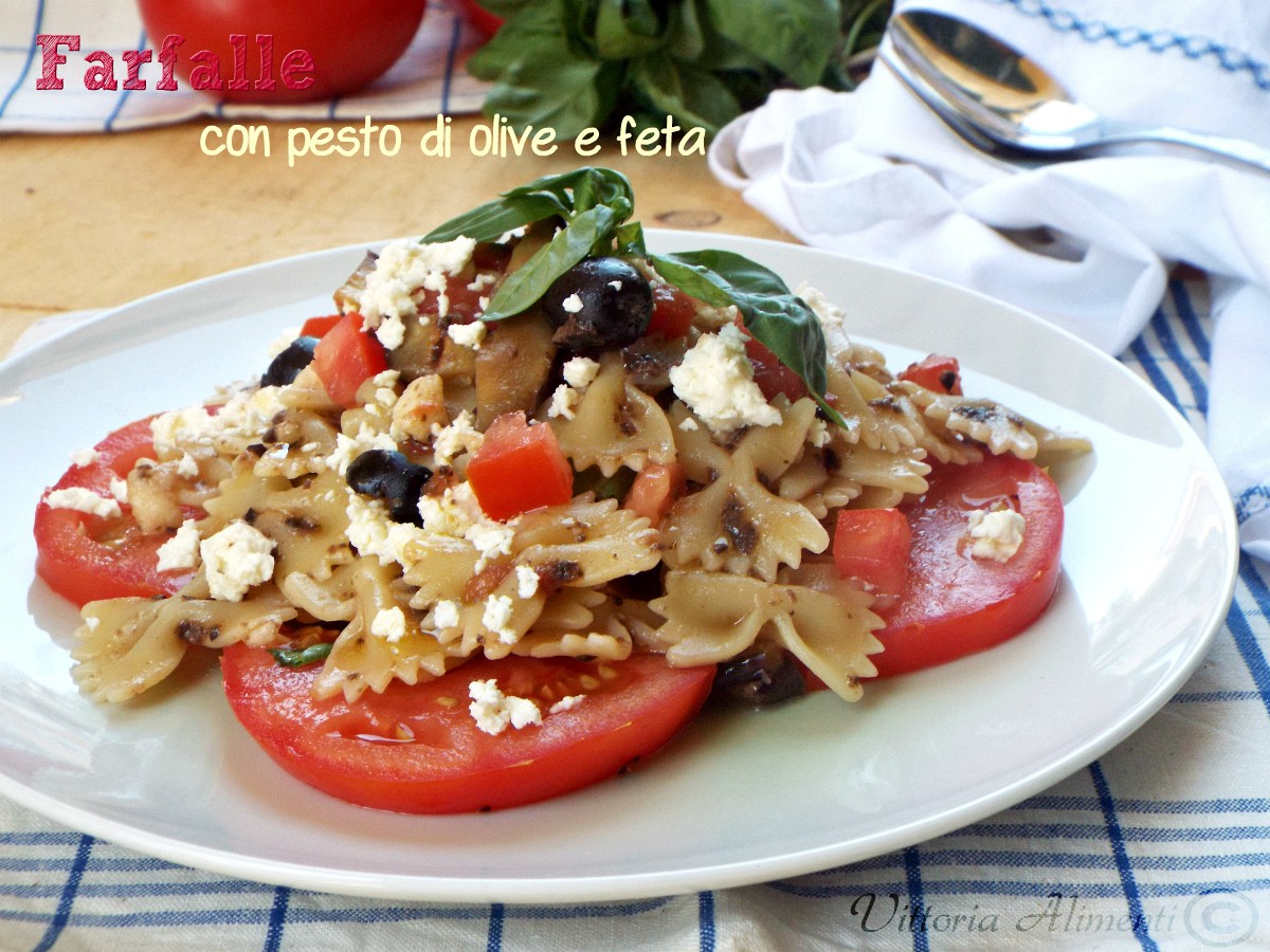 Farfalle con pesto di olive e feta