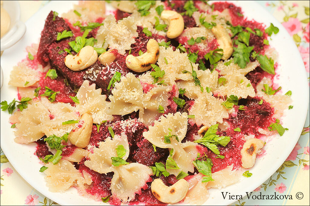 Farfalle con rapa rossa speziata, cocco e anacardi