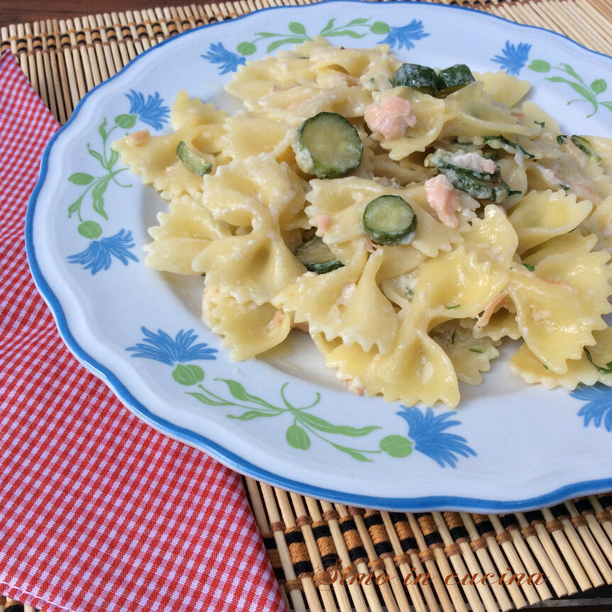 Farfalle con salmone e zucchini