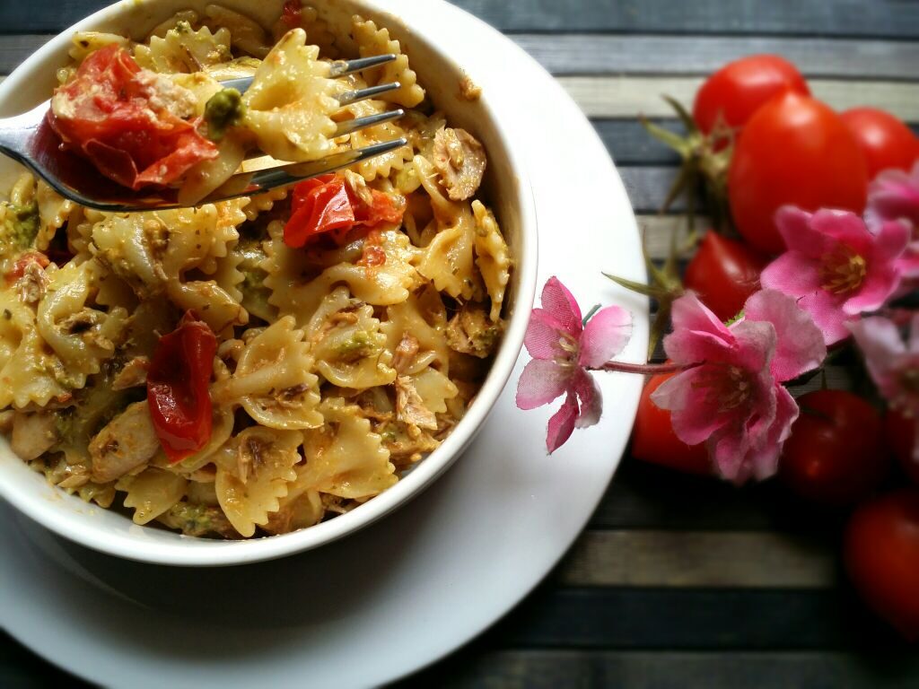 Farfalle con sgombro guarnite con pomodoro e pesto genovese